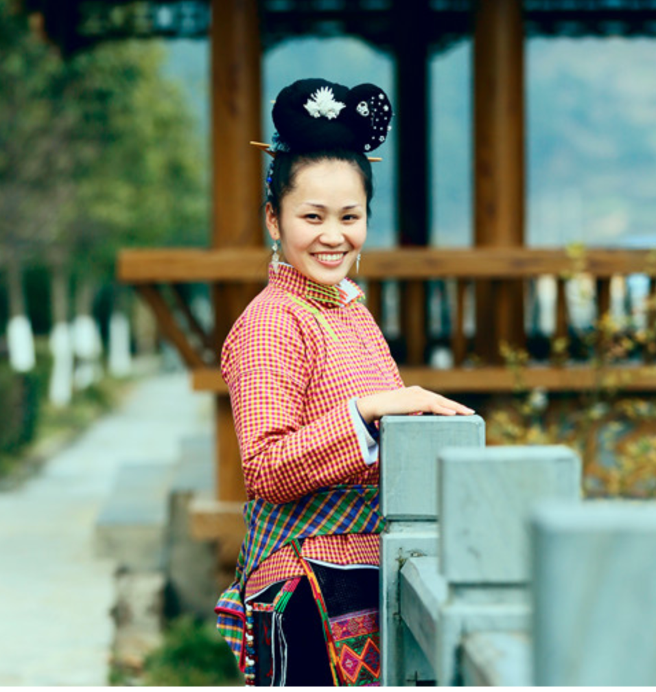 miao minority handweaving fabric artisan